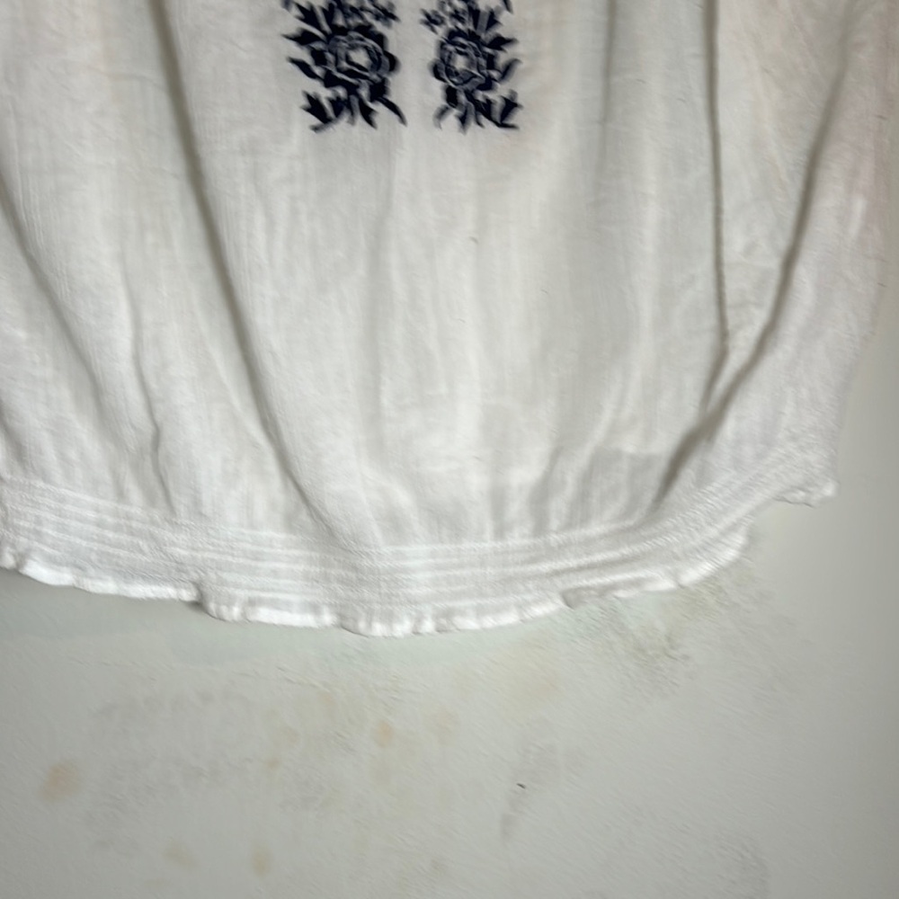 ⭐️White and Blue Puff Sleeve Blouse with Tie Front - Picture 6 of 7